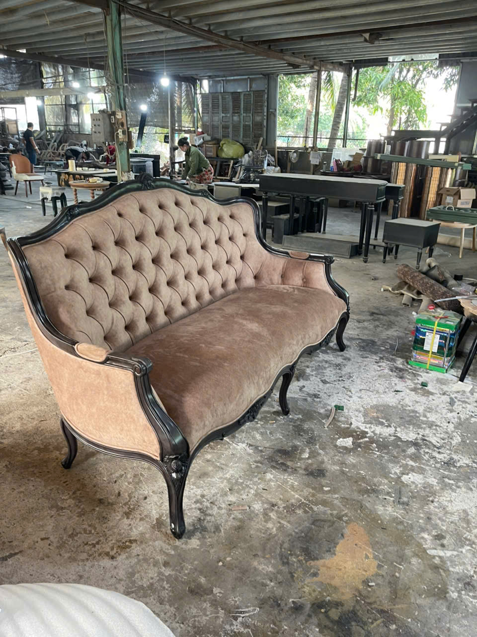 BỘ SOFA CỔ ĐIỂN LOUIS 15- CHẠM BÔNG HỒNG BỌC VẢI NHUNG